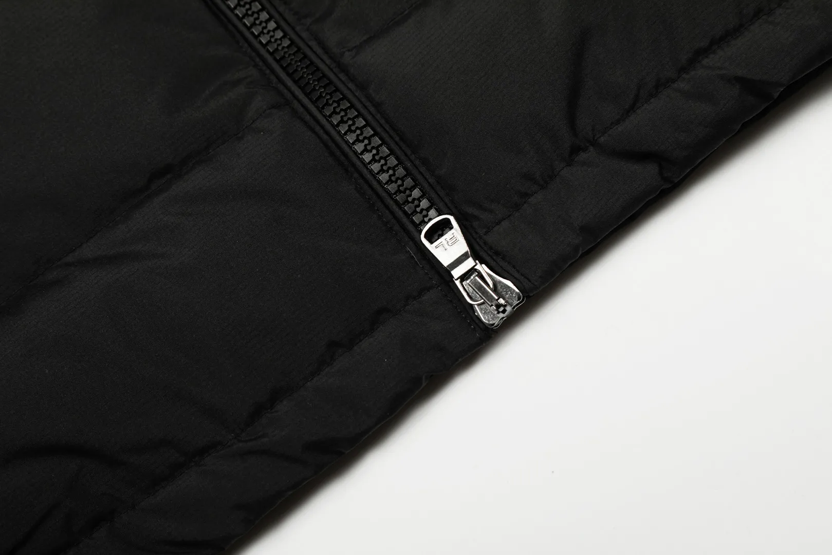 P490 Top quality" Style number: 9002# [Ralph Lauren winter basic solid color embroidery same style down vest for men and women] ✅Ralph Lauren American retro chest zipper high version top-level down filling winter down vest ✅100% high-quality white duck down, high version top-level down filling ✅Double-layer inner velvet to strictly prevent velvet running ✅Built-in adjustable drawstring, windproof and coldproof, considerate and in place ✅Original version, the maximum size can be worn up to 200 pounds. Loose and comfortable, no pressure. ✅Same style for male and female couples. Recommended OOTD wear in winter~ Size: S-XL Color: Black, Navy, Khaki, Wood Green
